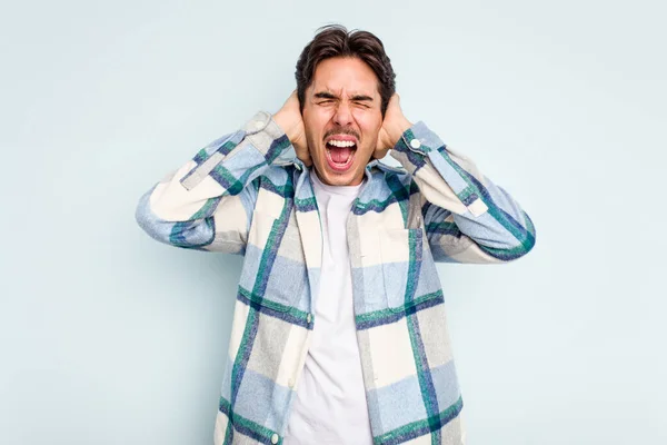 Young Hispanic Man Isolated Blue Background Covering Ears Hands Trying — Stock Photo, Image