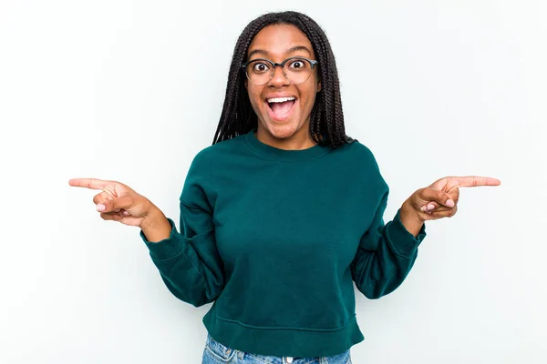 Jovem Afro Americana Isolada Sobre Fundo Branco Apontando Para Diferentes — Fotografia de Stock