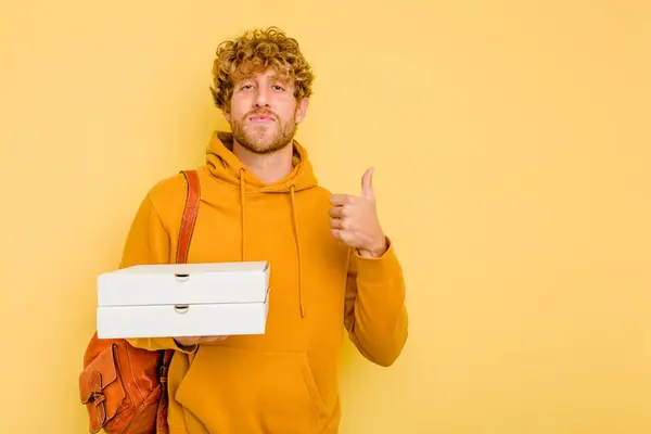 Jonge Student Man Met Pizza Geïsoleerd Gele Achtergrond Glimlachen Heffen — Stockfoto