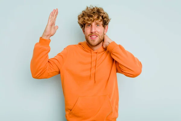 Young Caucasian Man Isolated Blue Background Screaming Rage — Stock Photo, Image