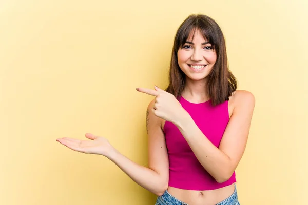 Mulher Branca Jovem Isolado Fundo Amarelo Animado Segurando Espaço Cópia — Fotografia de Stock