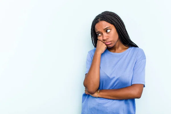 Νεαρή Αφρο Αμερικανίδα Γυναίκα Πλεξούδες Απομονωμένη Μπλε Φόντο Που Αισθάνεται — Φωτογραφία Αρχείου