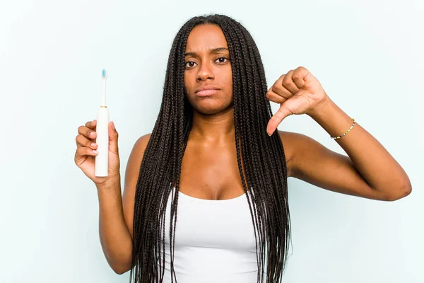 Ung Afroamerikansk Kvinna Håller Elektrisk Tandborste Isolerad Blå Bakgrund Visar — Stockfoto