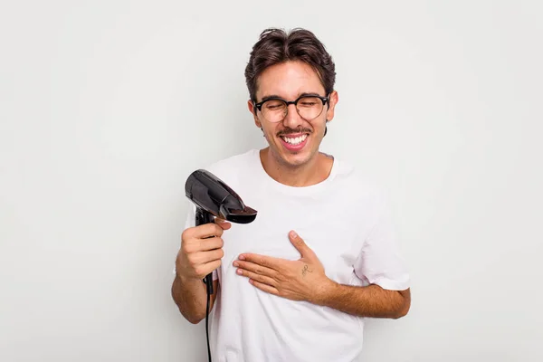 Giovane Uomo Ispanico Possesso Asciugacapelli Isolato Sfondo Bianco Ridere Divertirsi — Foto Stock