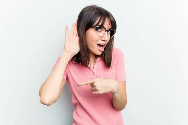 Giovane Donna Caucasica Isolata Sfondo Bianco Cercando Ascoltare Pettegolezzo — Foto Stock