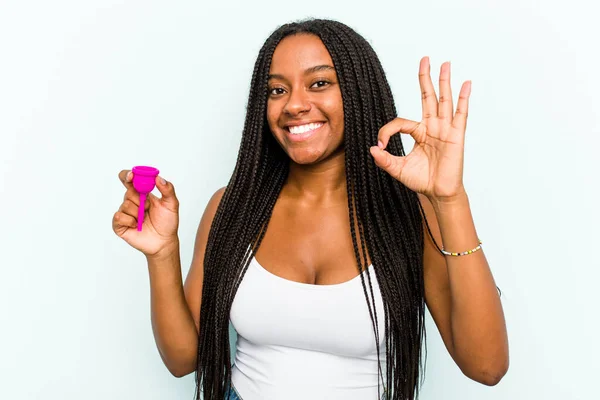 Junge Afroamerikanerin Hält Menstruationstasse Isoliert Auf Blauem Hintergrund Fröhlich Und — Stockfoto