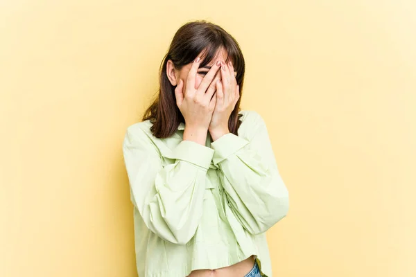 Young Caucasian Woman Isolated Yellow Background Blink Camera Fingers Embarrassed — Stock Photo, Image