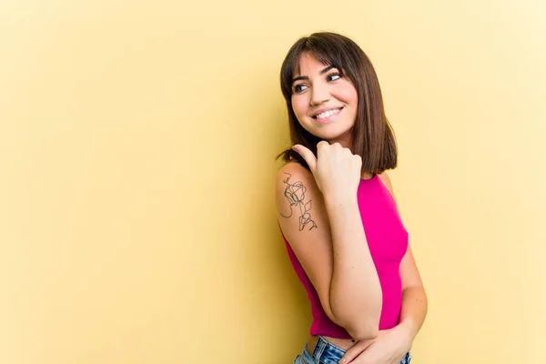 Jonge Blanke Vrouw Geïsoleerd Gele Achtergrond Punten Met Duim Vinger — Stockfoto