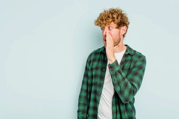 Junger Kaukasischer Mann Auf Blauem Hintergrund Isoliert Und Schockiert Wegen — Stockfoto