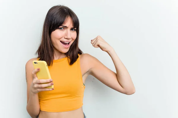 Giovane Donna Caucasica Utilizzando Telefono Cellulare Isolato Sfondo Bianco Alzando — Foto Stock