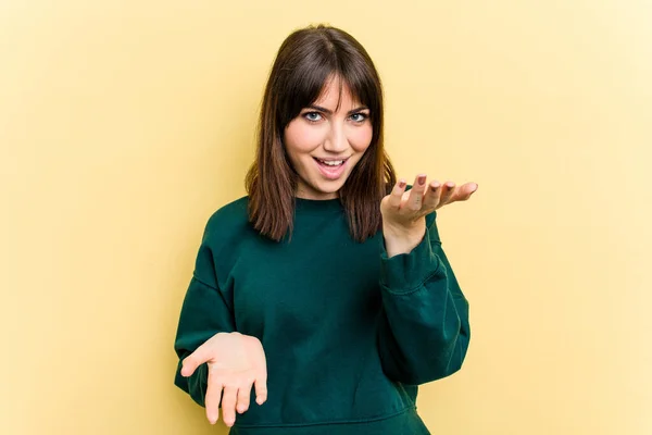 Mujer Joven Caucásica Aislada Sobre Fondo Amarillo Hace Escala Con —  Fotos de Stock