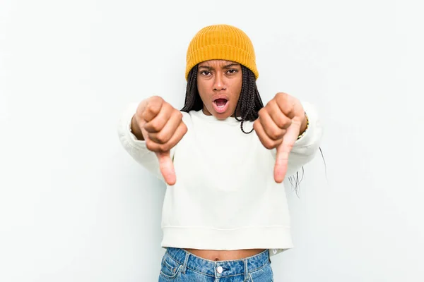Молода Афроамериканська Жінка Ізольована Білому Фоні Показуючи Великий Палець Вниз — стокове фото