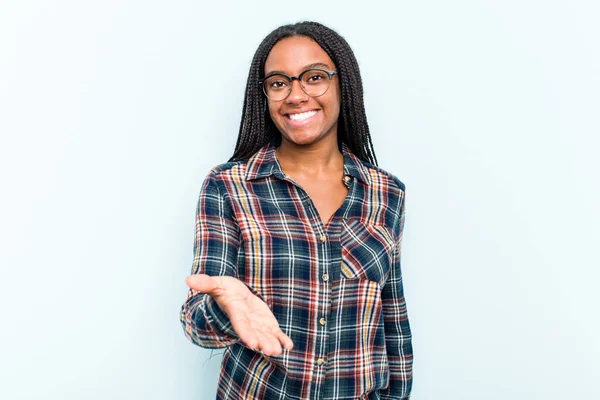 Junge Afroamerikanerin Mit Geflochtenen Haaren Auf Blauem Hintergrund Streckt Zur — Stockfoto