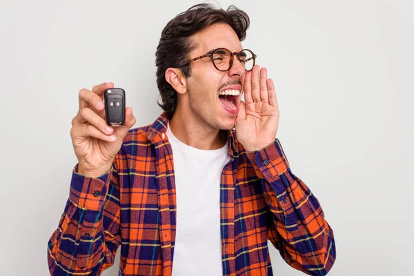 Joven Hispano Sosteniendo Llaves Coche Aisladas Sobre Fondo Blanco Gritando — Foto de Stock