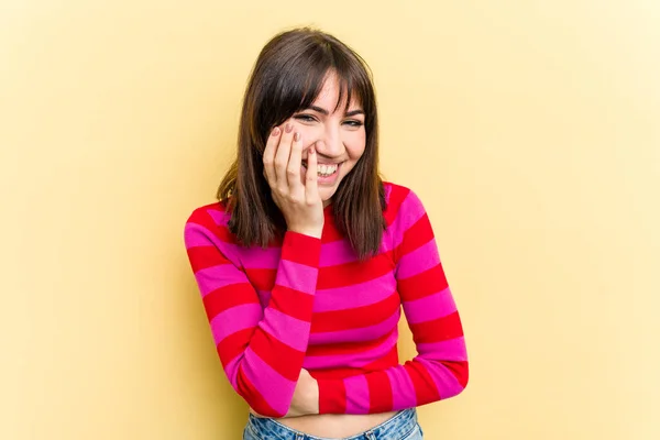 Jonge Blanke Vrouw Geïsoleerd Gele Achtergrond Lacht Gelukkig Heeft Plezier — Stockfoto