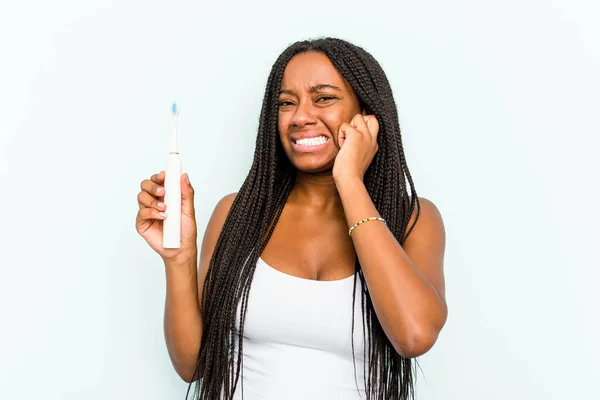 Mavi Arka Planda Elektrikli Diş Fırçası Tutan Genç Afrikalı Amerikalı — Stok fotoğraf