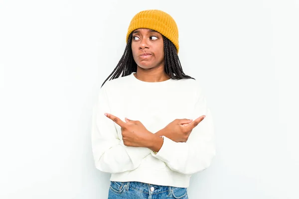 Giovane Donna Afroamericana Isolato Punti Sfondo Bianco Lateralmente Sta Cercando — Foto Stock