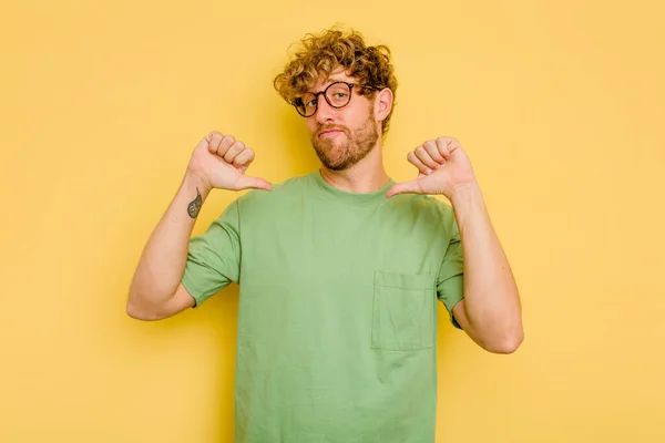 Young Caucasian Man Isolated Yellow Background Feels Proud Self Confident — Stock Photo, Image
