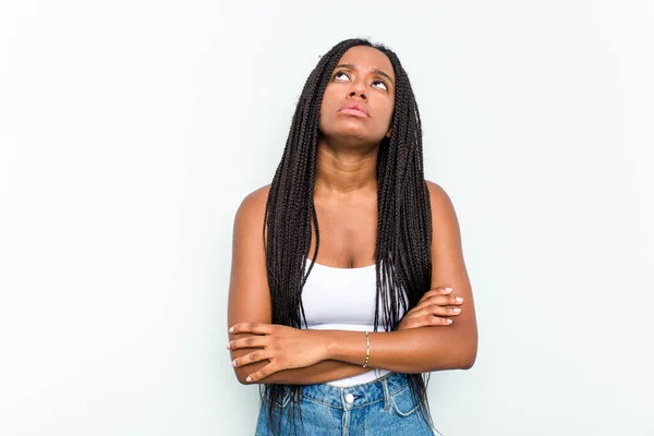 Молодая Африканская Американка Изолированная Белом Фоне Устала Повторяющейся Задачи — стоковое фото