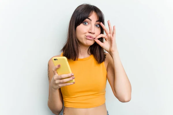 Giovane Donna Caucasica Utilizzando Telefono Cellulare Isolato Sfondo Bianco Con — Foto Stock