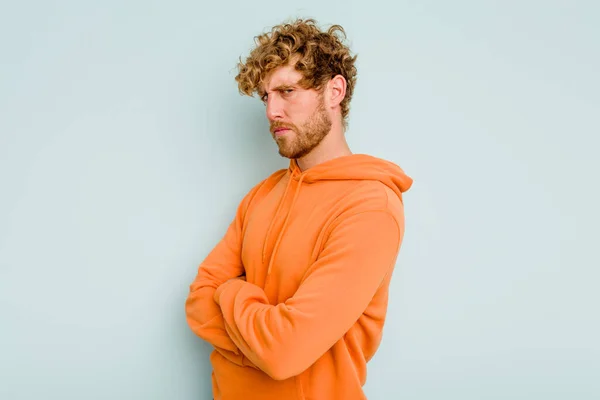 Young Caucasian Man Isolated Blue Background Suspicious Uncertain Examining You — Stock Photo, Image