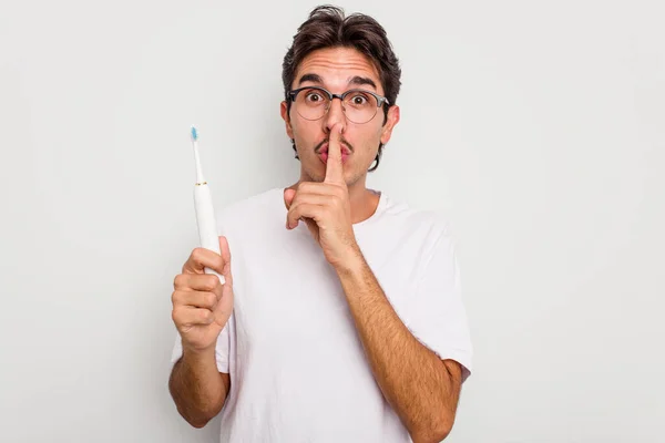 Beyaz Arka Planda Elektrikli Diş Fırçası Tutan Genç Spanyol Bir — Stok fotoğraf
