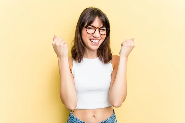 Ung Kaukasisk Kvinna Isolerad Gul Bakgrund Jublande Bekymmerslös Och Upphetsad — Stockfoto