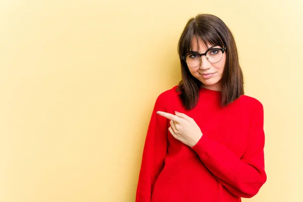 Young Caucasian Woman Isolated Yellow Background Smiling Pointing Aside Showing — Stock Photo, Image