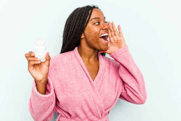 Young African American Woman Wearing Bathrobe Holding Deodorant Isolated Blue — Stock Photo, Image