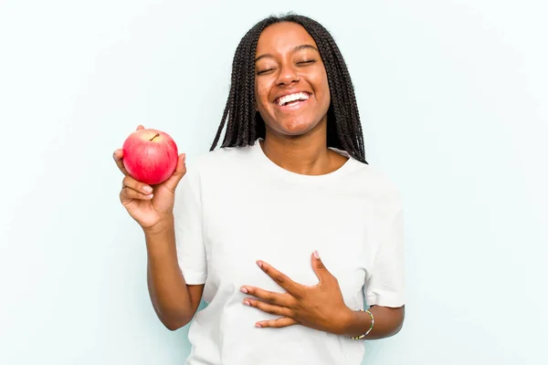 Giovane Donna Afroamericana Che Tiene Una Mela Isolata Sfondo Blu — Foto Stock