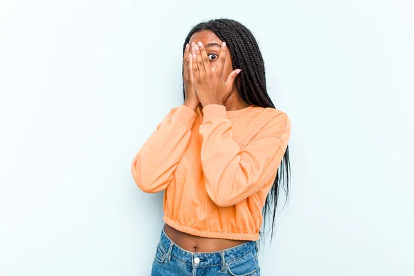 Mladá Afroameričanka Copánky Vlasy Izolované Modrém Pozadí Blikat Přes Prsty — Stock fotografie