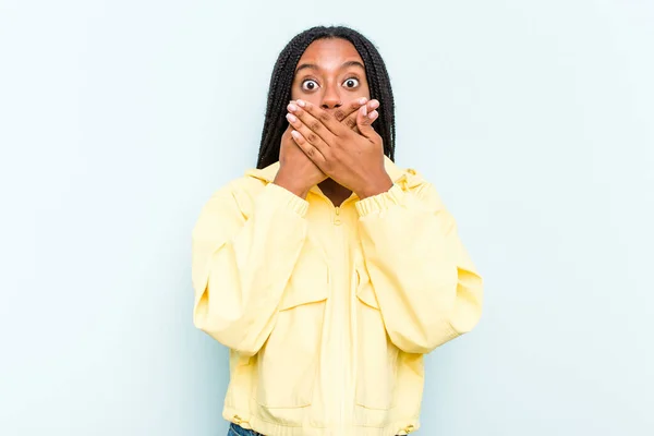 Junge Afroamerikanerin Mit Geflochtenen Haaren Auf Blauem Hintergrund Schockiert Mund — Stockfoto