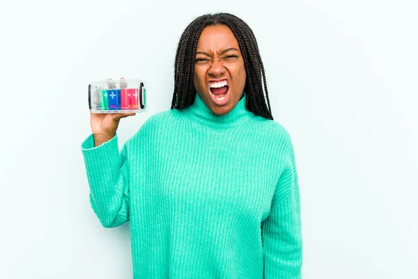 Ung Afroamerikansk Kvinna Håller Batteribox Isolerad Blå Bakgrund Skriker Mycket — Stockfoto