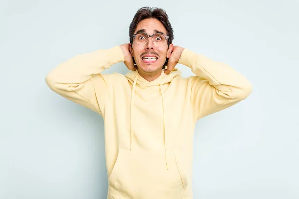 Young Hispanic Man Isolated Blue Background Screaming Rage — Stock Photo, Image