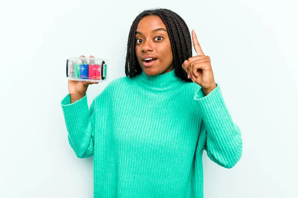 Ung Afroamerikansk Kvinna Håller Batterilåda Isolerad Blå Bakgrund Har Idé — Stockfoto