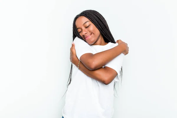 Mladá Africká Americká Žena Izolované Bílém Pozadí Objetí Úsměvem Bezstarostný — Stock fotografie
