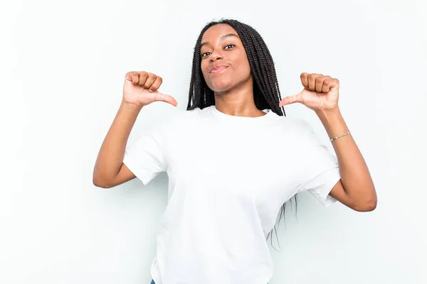 Jong Afrikaanse Amerikaanse Vrouw Geïsoleerd Witte Achtergrond Voelt Trots Zelfvertrouwen — Stockfoto