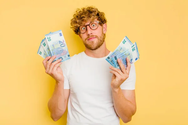 Junger Kaukasischer Mann Mit Einem Geldschein Auf Gelbem Hintergrund — Stockfoto