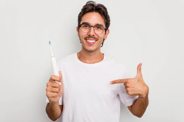 Ung Latinamerikansk Man Som Håller Elektrisk Tandborste Isolerad Vit Bakgrund — Stockfoto