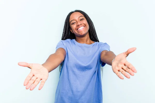 Молодая Афроамериканка Косичками Синем Фоне Приветственным Выражением Лица — стоковое фото