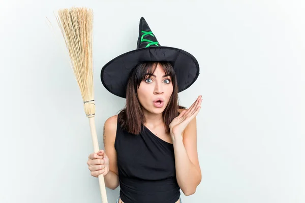 Jovem Caucasiana Vestida Como Uma Bruxa Segurando Uma Vassoura Isolada — Fotografia de Stock