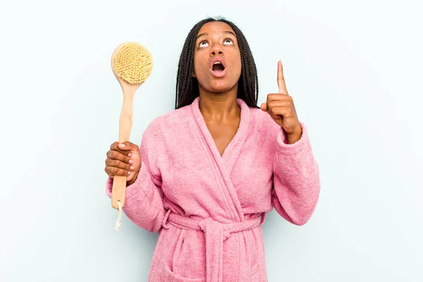 Ung Afroamerikansk Kvinna Som Håller Ett Badkar Borste Isolerad Blå — Stockfoto