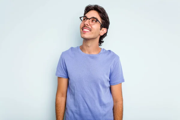 Jonge Spaanse Man Geïsoleerd Blauwe Achtergrond Ontspannen Gelukkig Lachen Nek — Stockfoto