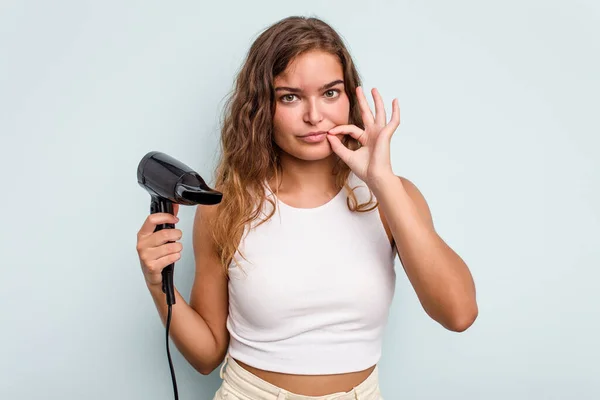 Jeune Femme Caucasienne Tenant Sèche Cheveux Isolé Sur Fond Bleu — Photo