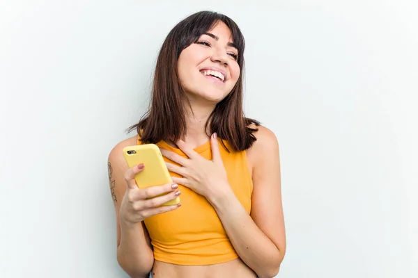 Młoda Kaukaska Kobieta Pomocą Telefonu Komórkowego Izolowane Białym Tle Śmieje — Zdjęcie stockowe