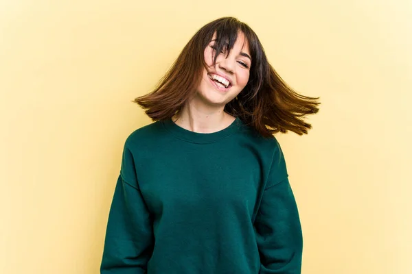 Jonge Kaukasische Vrouw Geïsoleerd Gele Achtergrond Dansen Plezier Hebben — Stockfoto