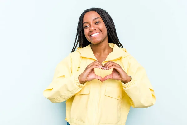 Młoda Afroamerykanka Warkoczami Odizolowana Niebieskim Tle Uśmiechnięta Dłońmi Kształcie Serca — Zdjęcie stockowe