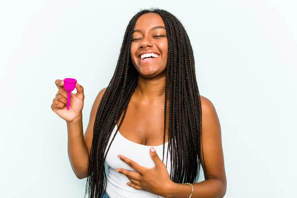 Jovem Afro Americana Segurando Copo Menstrual Isolado Fundo Azul Alto — Fotografia de Stock