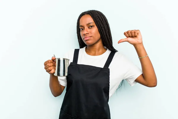 Mavi Arka Planda Izole Edilmiş Genç Afrikalı Amerikalı Kadın Gururlu — Stok fotoğraf