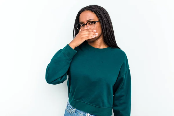 Joven Mujer Afroamericana Aislada Sobre Fondo Blanco Cubriendo Boca Con — Foto de Stock